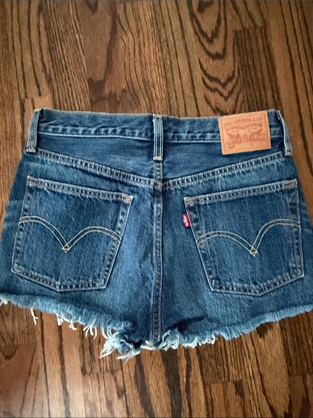 Levi’s Women’s Dark Blue Denim Cutoff Shorts with Frayed Hem - Picture 4 of 6